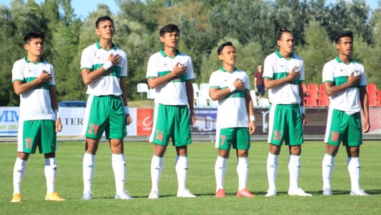 Para pemain Timnas Indonesia U-19 saat menyanyikan lagu kebangsaan Indonesia Raya,  Sabtu (05/09/20).