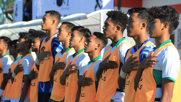 Para pemain cadangan Timnas U-19 Indonesia saat menyanyikan lagu kebangsaan Indonesia Raya,  Sabtu (05/09/20).