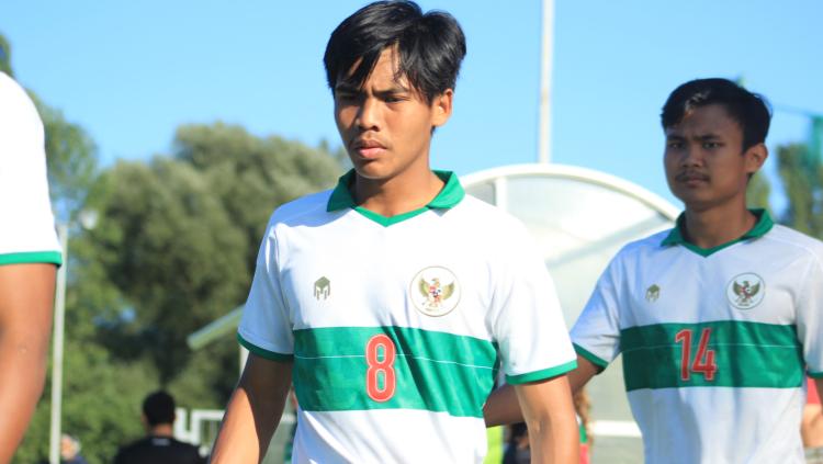 Pemain Timnas Indonesia U-19, David Maulana saat memasuki lapangan sebelum laga melawan Bulgaria U-19, Sabtu (05/09/20).