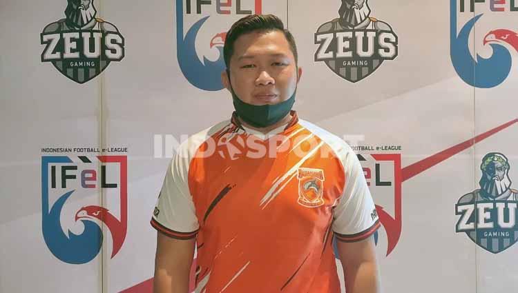 Pro player PES legendaris asal Kalimantan Timur, Adyatma Priady alias Adhie QwaSG baru saja menekan kontrak bersama tim kota kelahirannya, Borneo FC. - INDOSPORT