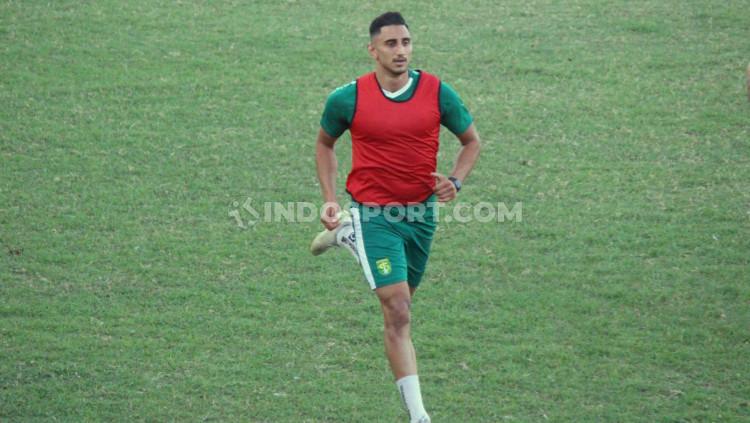 Pemain asing Persebaya Surabaya, Mahmoud Eid tak ikut berlatih bersama rekan-rekannya pasca uji coba kontra Putra Sunan Giri jelang lanjutan Liga 1 2020. - INDOSPORT