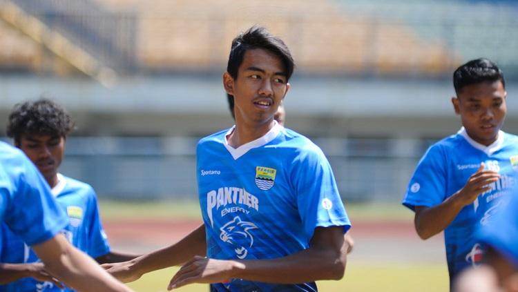 Pemain Diklat Persib, Kakang Rudianto, saat berlatih dengan tim Persib di Stadion Gelora Bandung Lautan Api (GBLA), Kota Bandung, Senin (7/9/20). - INDOSPORT