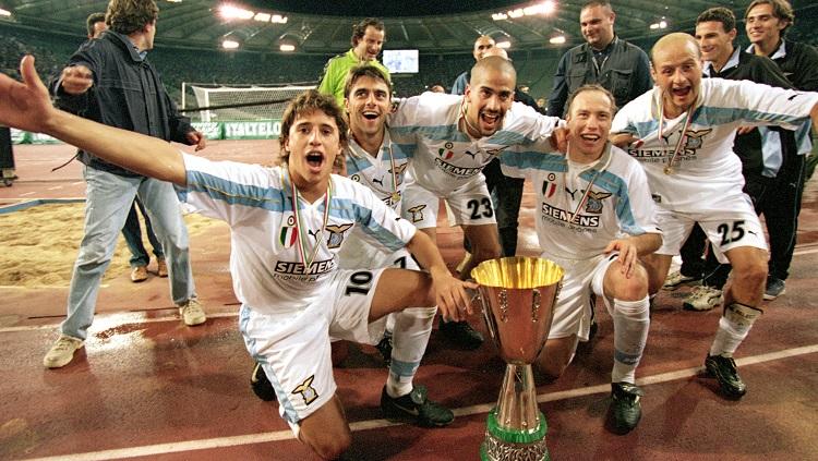 Selebrasi Lazio usai mengalahkan Inter Milan di Supercoppa Italiana 2000.