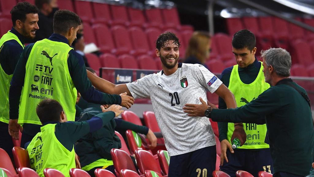 Manuel Locatelli mendapatkan sambutan usai menjalani debut yang manis bersama Timnas Italia Copyright: Claudio Villa/Getty Images
