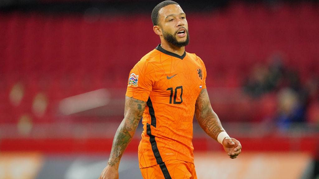 Barcelona Akhirnya Bisa Mainkan Memphis Depay Berkat Pengorbanan Besar Gerard Pique.