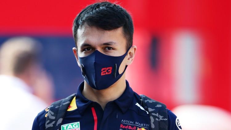 Pembalap Red Bull Racing, Alexander Albon, membuat bangga negaranya Thailand usai berhasil naik podium untuk pertama kalinya di Formula 1 Tuscan. - INDOSPORT