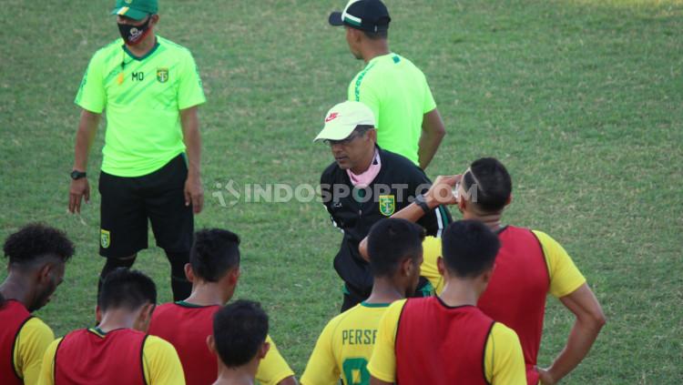 Pelatih Aji Santoso saat memimpin latihan Persebaya di Lapangan Karangan, Wiyung, Surabaya.