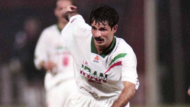 Mengenal Ali Daei, predator legendaris Iran yang memiliki catatan gol lebih banyak daripada Cristiano Ronaldo di kancah internasional.