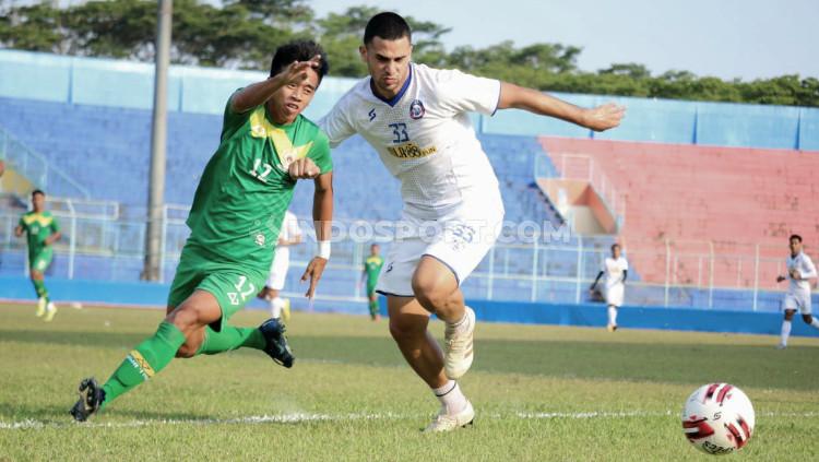 Pemain asing Arema FC, Elias Alderete (kanan) saat berduel dengan pemain PON Jatim pada laga uji coba di Stadion Kanjuruhan Malang, Kamis (10/09/20).