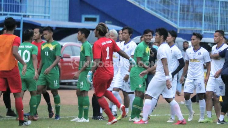 Laga uji coba antara Arema FC vs PON Jatim di Stadion Kanjuruhan Malang, Kamis (10/09/20) berjalan keras.