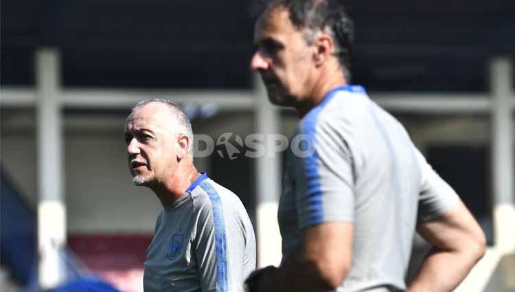 Dragan Djukanovic selaku pelatih kepala PSIS ketika mengamati pemainnya yang tengah melakukan latihan fisik di Stadion Citarum pada Kamis (10/9/20).