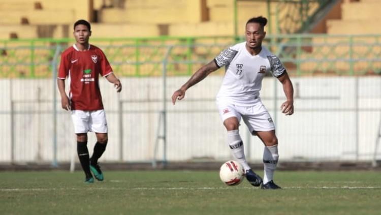 Wajah baru di skuat Madura United, Mickael Partodikromo yang merupakan pemain keturunan Indonesia berpaspor Prancis. - INDOSPORT