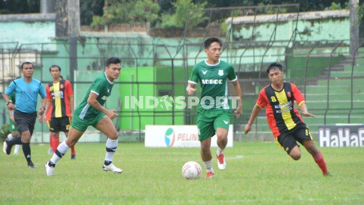Dua pemain anyar PSMS Medan, Ferdinand Sinaga (tiga kiri) dan Hanis Saghara (dua kanan), saat laga uji coba di Stadion Teladan, Medan, Jumat (11/9/20) sore.