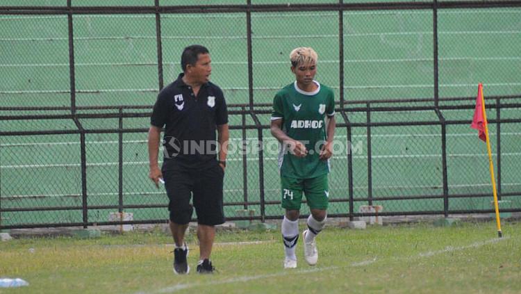 Pelatih PSMS Medan, Philep Hansen (kiri) saat memberikan instruksi kepada salah satu pemainnya dalam laga uji coba di Stadion Teladan, Medan, Jumat (11/09/20) sore.