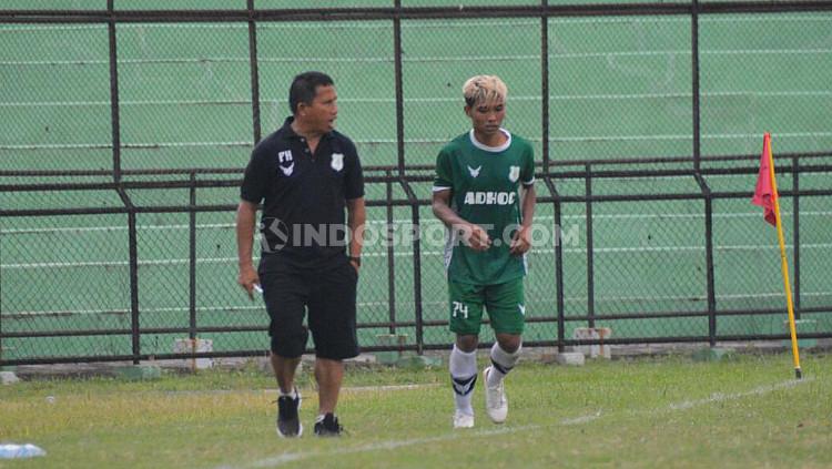 Pelatih PSMS Medan, Philep Hansen (kiri) saat memberikan instruksi kepada salah satu pemainnya dalam laga uji coba di Stadion Teladan, Medan, Jumat (11/09/20) sore. - INDOSPORT
