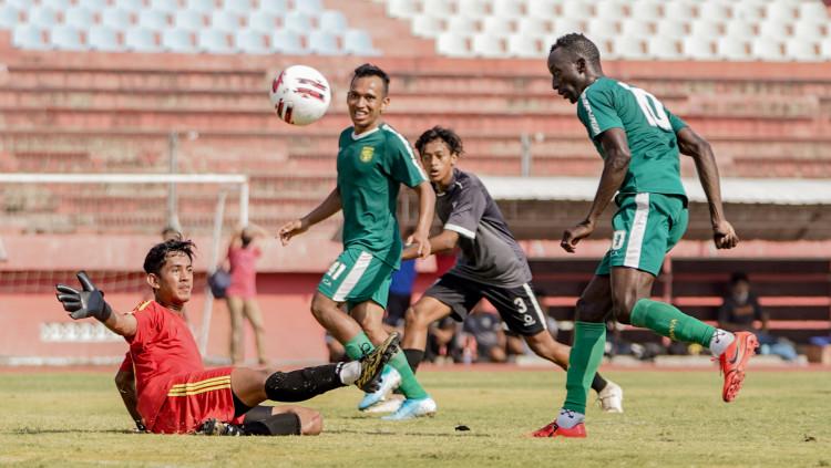 Persebaya saat uji coba pertama melawan Bintang Timur, Sabtu (12/09/20).
