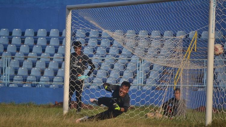 Mantan kiper Persib Bandung, Imam Arief Fadillah saat jalani latihan penalti bersama rekan setimnya.