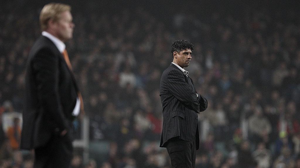 Frank Rijkaard (kanan) pernah meraih kesuksesan bersama dua rekan senegaranya saat berada di klub Liga Italia (AC Milan). Foto: Jasper Juinen/Getty Images.