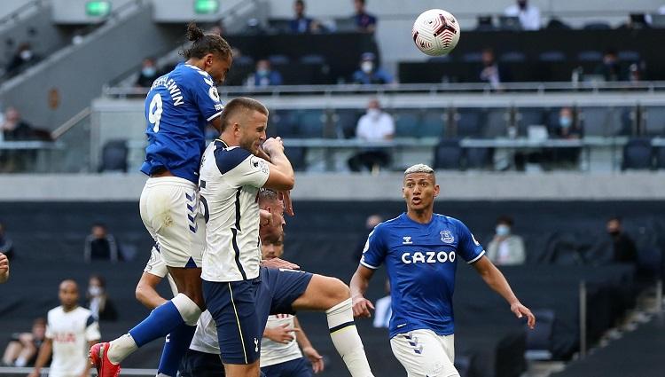 Striker Everton, Dominic Calvert-Lewin, menanduk bola ke gawang Tottenham Hotspur dalam pertandingan Liga Inggris, Minggu (13/9/20).