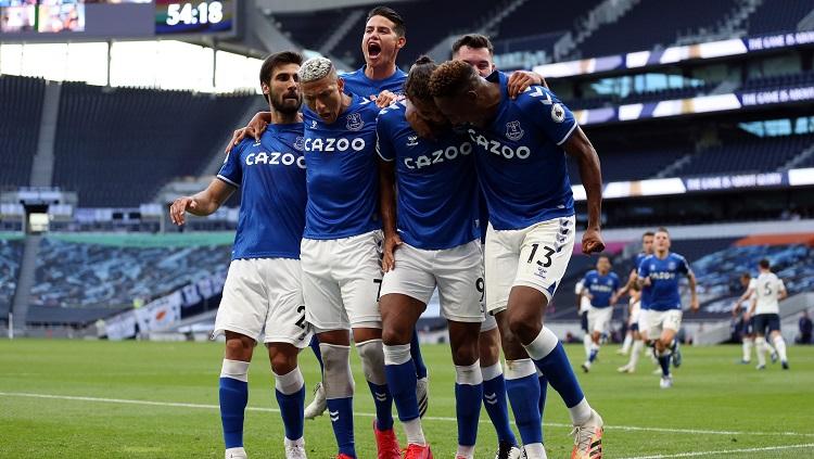 Skuat Everton merayakan gol ke gawang Tottenham Hotspur di laga pekan perdana Liga Inggris 2020-2021. Copyright: twitter @Everton