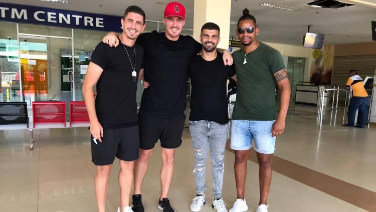 Striker asing Persiraja, Vanderlai Fransisco (kanan), telah tiba di Banda Aceh, Senin (14/9/20), dan disambut tuh pemain asing Persiraja lainnya.
