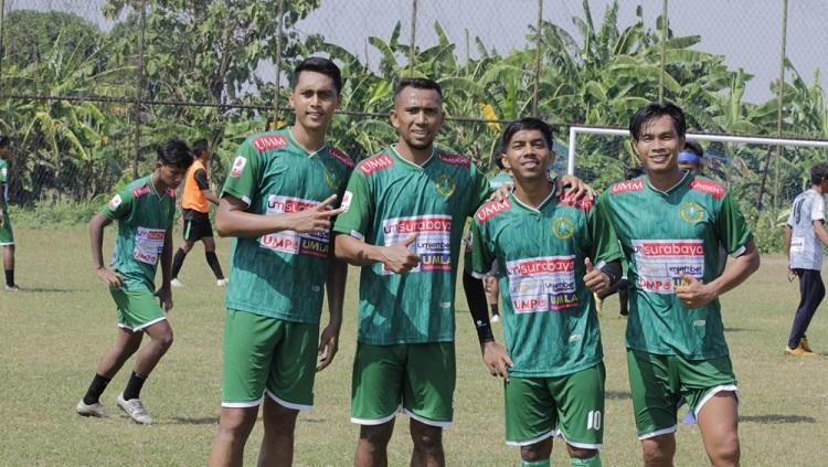 Rizky Sena Eka Pratama (kiri) yang dipinjam PSHW dari Persela ikut latihan dengan tim.