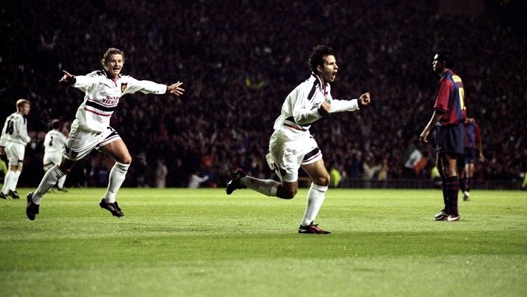 Ryan Giggs berlari merayakan gol pembuka ke gawang Barcelona dalam pertandingan Liga Champions, 16 September 1998.