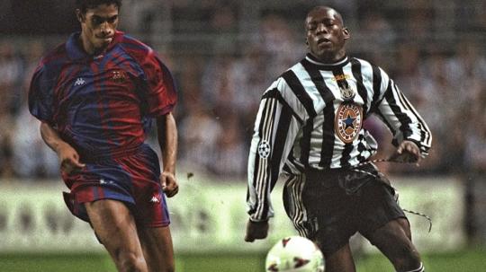 Aksi striker legendaris Newcastle United, Faustino Asprilla, dalam laga Liga Champions versus Barcelona, 17 September 1997.