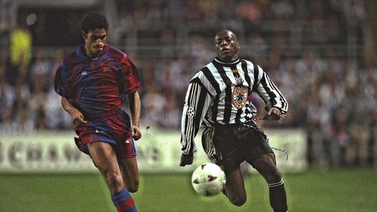 Aksi striker legendaris Newcastle United, Faustino Asprilla, dalam laga Liga Champions versus Barcelona, 17 September 1997. - INDOSPORT