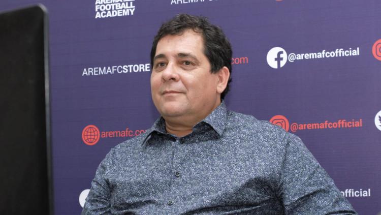 Pelatih klub Liga 1 Arema FC, Carlos Carvalho De Oliveira membeberkan alasan mengapa striker asing timnya absen mengikuti latihan dalam satu pekan terakhir. - INDOSPORT
