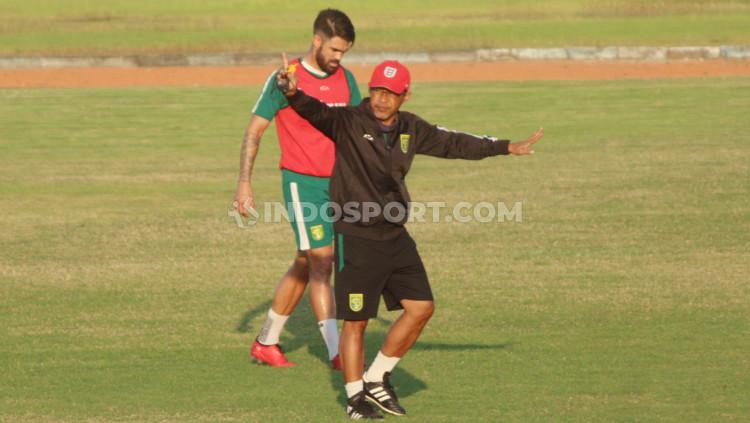 Pelatih Persebaya, Aji Santoso saat memimpin latihan timnya.