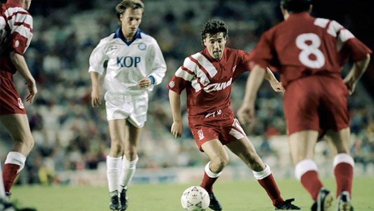 Striker legendaris Liverpool, Dean Saunders, beraksi dalam pertandingan Piala UEFA kontra Kuusysi Lahti, 18 September 1991.