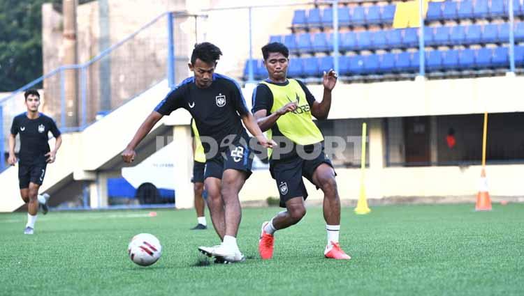 Penyerang PSIS Hari Nur Yulianto ketika berusaha mengindari penjagaan bek PSIS Rio Saputro pada sesi latihan di Stadion Citarum, Kamis (17/09/20) sore.