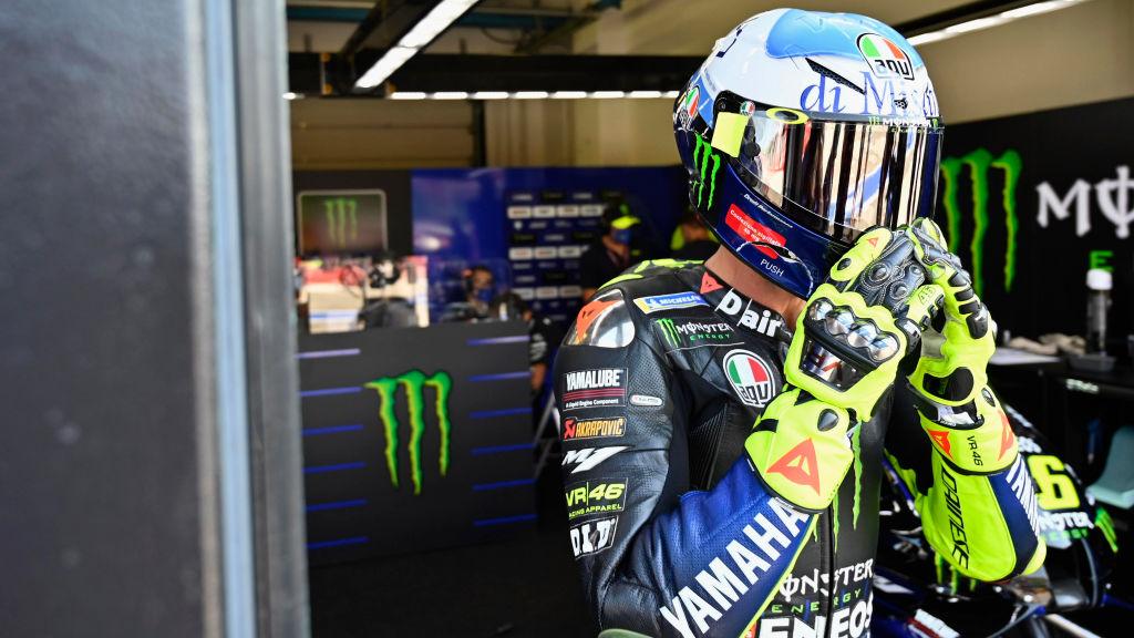 Valentino Rossi menggunakan helm bertema Viagra di MotoGP San Marino - INDOSPORT