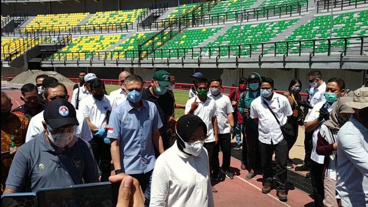 Menpora Zainudin Amali meninjau persiapan Stadion GBT bersama Walikota Surabaya, Tri Rismaharini, Jumat (18/9/20).