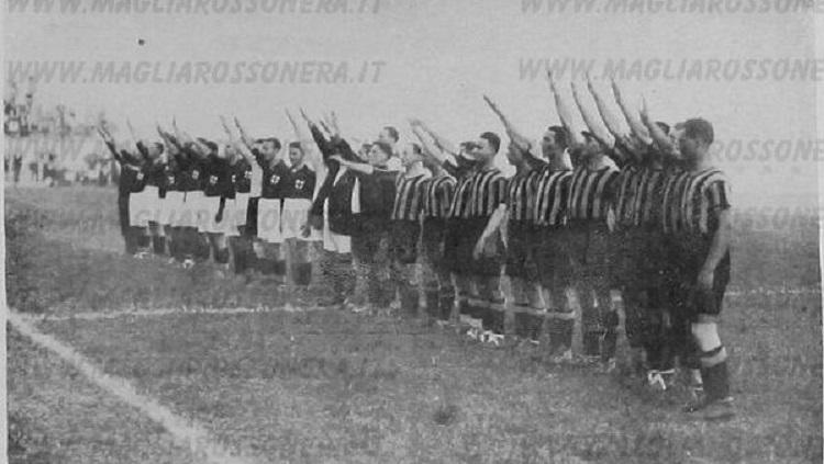 Pertandingan inaugurasi Stadion San Siro antara dua klub penghuni Kota Milano, AC Milan vs Inter Milan, 19 September 1926.