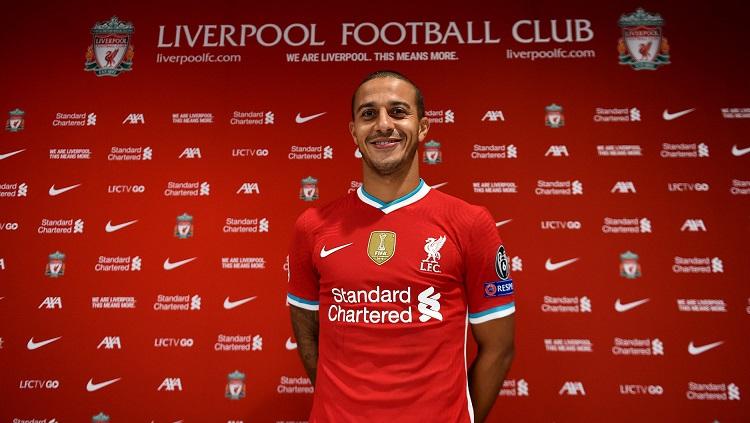 Gelandang Thiago Alcantara diperkenalkan sebagai pemain baru Liverpool. Copyright: Liverpool FC