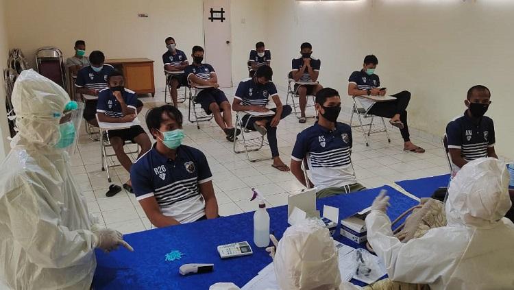Pemain Muba Babel United menjalani Rapid Test menjelang kick-off lanjutan Liga 2 2020.