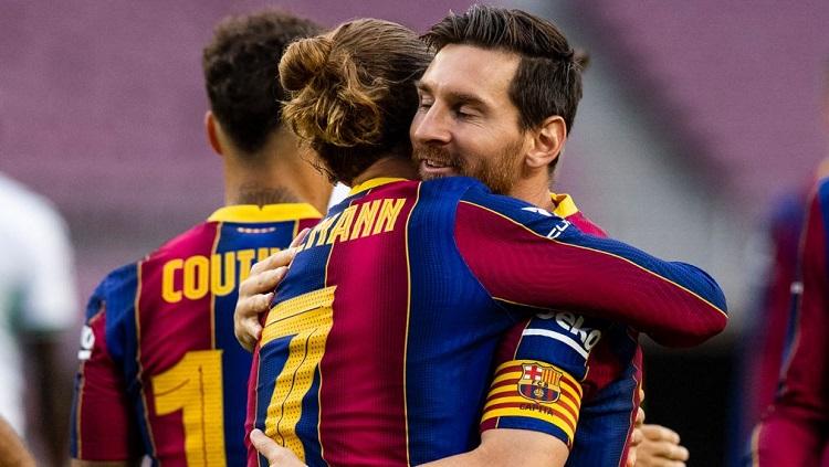 Selebrasi Antoine Griezmann memeluk Lionel Messi usai mencetak gol dalam laga uji coba pramusim bertajuk Joan Gamper Trophy, Sabtu (19/9/20). - INDOSPORT
