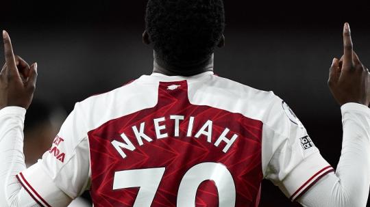 Eddie Nketiah tengah moncer-moncernya. Selain mulai dipercaya Mikel Arteta di skuat senior Arsenal, ia juga sukses memecahkan rekor di timnas Inggris U-21.