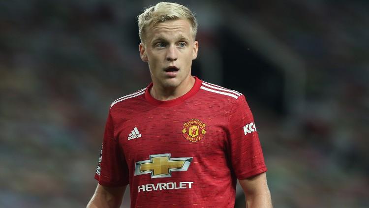 Klub Liga Inggris, Manchester United, hampir setiap musimnya merekrut pesepakbola asal Belanda saat jendela bursa transfer dibuka, termasuk Donny van de Beek.