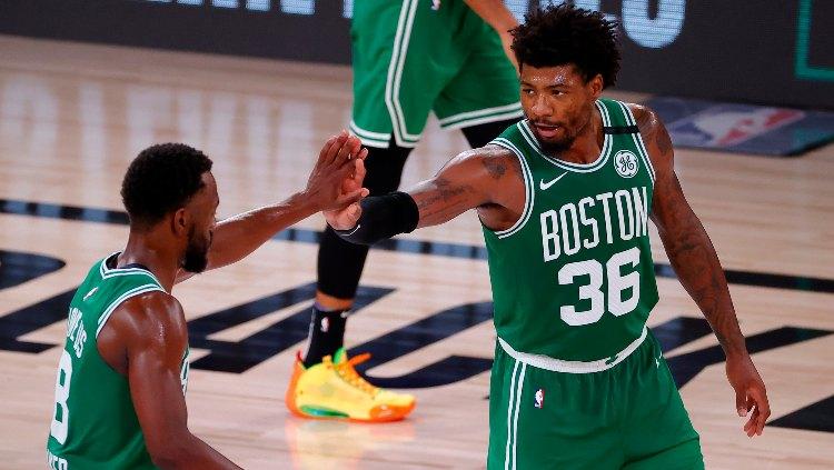 Pemain Boston Celtics, Kemba Walker dan Marcus Smart selebrasi usai menang atas Miami Heat.