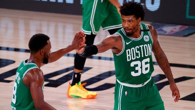 Pemain Boston Celtics, Kemba Walker dan Marcus Smart selebrasi usai menang atas Miami Heat. - INDOSPORT