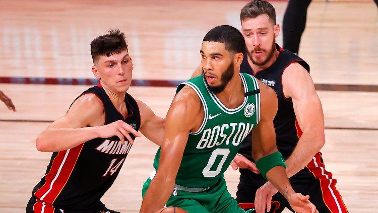 Jayson Tatum (Boston Celtics) diadang dua pemain Miami Heat di playoffs NBA, Minggu (20/09/20).