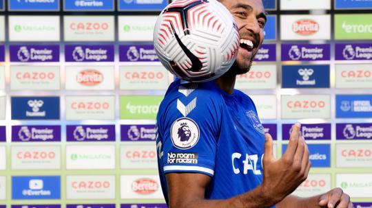 Dominic Calvert-Lewin memegang bola pertandingan usai mencetak Quattrick