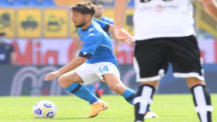 Dries Mertens, pencetak gol pertama di laga Parma vs Napoli saat beraksi melewati lawan.