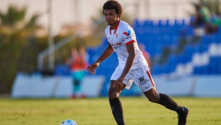 Jules Kounde, pemain Sevilla. Copyright: Silvestre Szpylma/Quality Sport Images/Getty Images