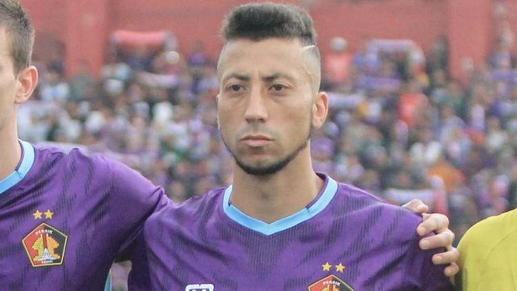 Bek Persik asal Brasil, Jefferson Formigao.
