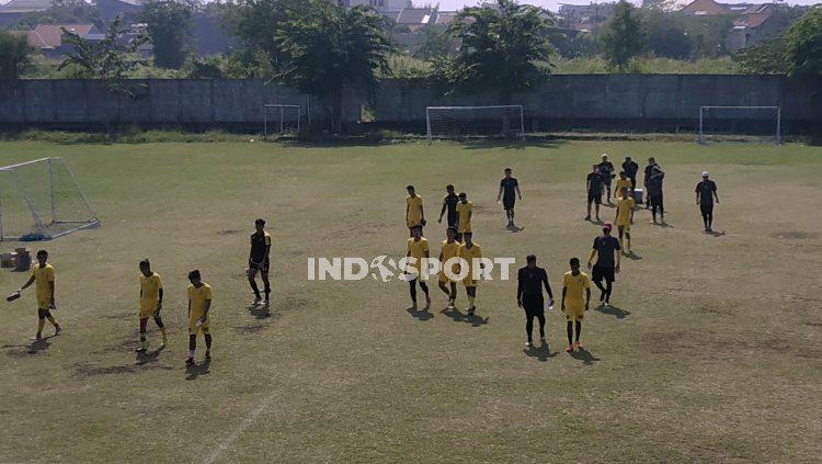Pemain Persebaya latihan di Stadion Karangan, Wiyung, Surabaya.