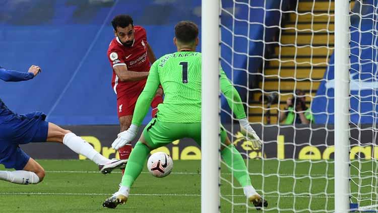 Mohamed salah melakukan tendangan ke gawang chelsea Copyright: Getty Images/JohnPowell